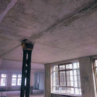 Rohbau mit freigelegter Betondecke während der Sanierungsarbeiten