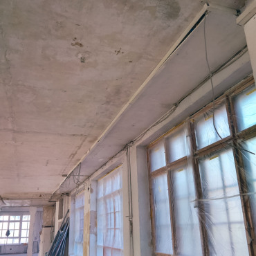 Freigelegte Betondecke mit Fensterfront im Loftgebäude