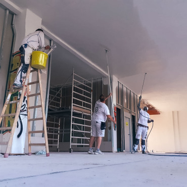Malerarbeiten während der Fertigstellung der Loftflächen