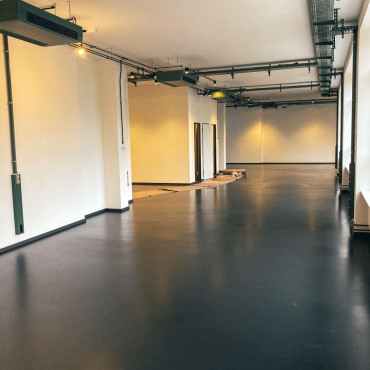 Fertiggestellter Loftbereich mit modernem Boden und hellen Wandflächen