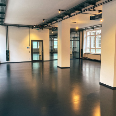 Modernisierte Loftfläche mit hochwertiger Oberflächengestaltung