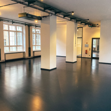 Fertiggestellter Loftbereich mit moderner Architektur und offenen Räumen