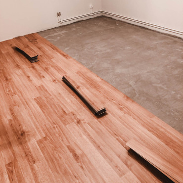 Detailaufnahme eines neu verlegten Designbodens in Holzoptik