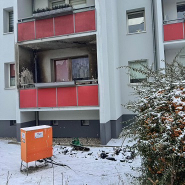 Balkonbereich eines Wohngebäudes nach einem Brandschaden