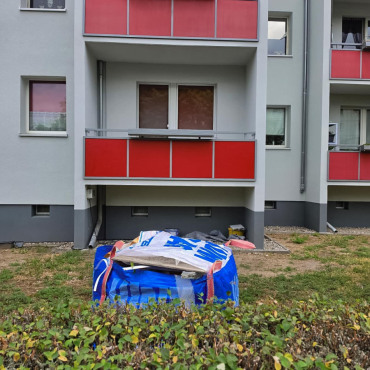 Mehrfamilienhaus während der Brandsanierung im Außenbereich