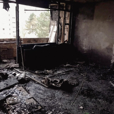 Stark verrußter Innenraum nach einem Brandschaden