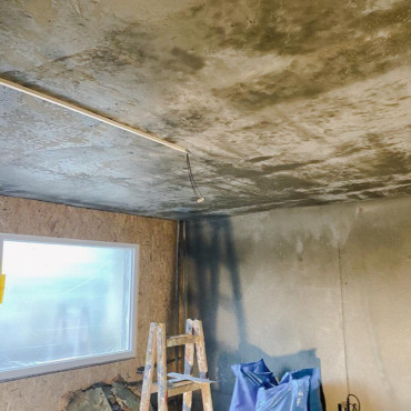 Verrußte Decke nach einem Brandschaden im Innenbereich