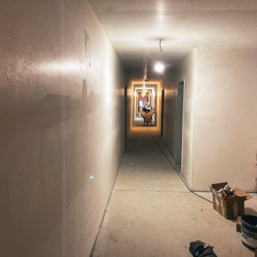 Langer Flur im Neubau Fischerinsel Berlin mit fertig gespachtelten Wänden