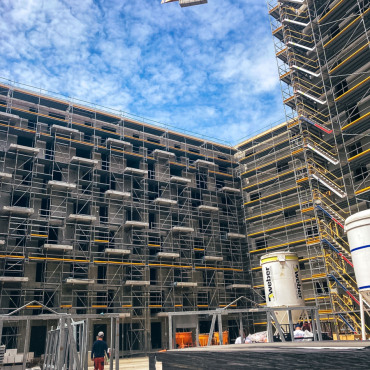 Wohngebäude Fischerinsel Berlin mit eingerüsteter Fassade während der Bauarbeiten