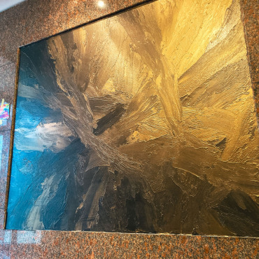 Detailansicht der exklusiven Metallstruktur auf der Wandfläche im Nationalgericht Berlin