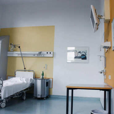 Modernisierter Behandlungsraum der mobilen DRK-Klinik mit neuer Wandgestaltung