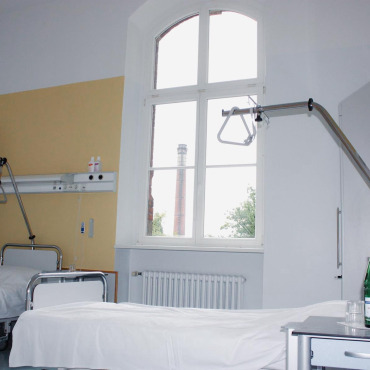 Behandlungsraum mit Tageslicht und modernisierten Wandflächen