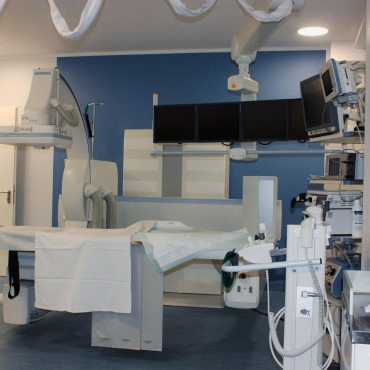 Innenraum der mobilen DRK-Klinik mit medizinischer Ausstattung