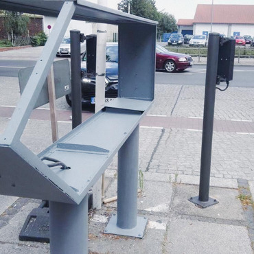 Eingangsbereich der mobilen DRK-Behandlungseinheit im Außenbereich