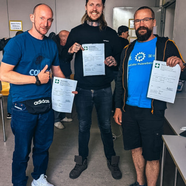 Mitarbeiter der SpreeColor Malereibetrieb GmbH nach erfolgreicher Ersthelfer-Weiterbildung mit Teilnahmezertifikaten