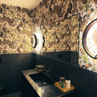 Luxuriöses Badezimmer mit Naturstein, Designwaschtisch und dekorativer Tapete