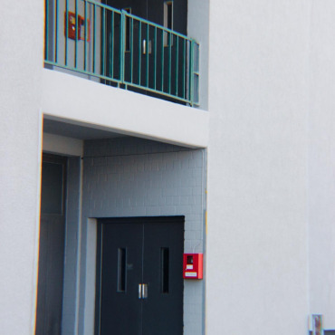 Frisch renovierter Hauseingang mit neu gestrichener Fassade