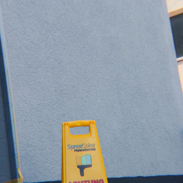 Detailaufnahme einer frisch gestrichenen Fassadenoberfläche