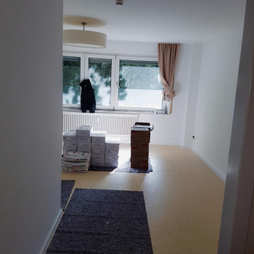 Heller Wohnbereich nach umfassenden Renovierungsarbeiten im Komplettumbau