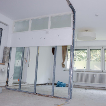 Neu vorbereitete Raumöffnung während der Umbauarbeiten