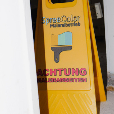 Warnschild für Baustellensicherheit während der Umbauarbeiten
