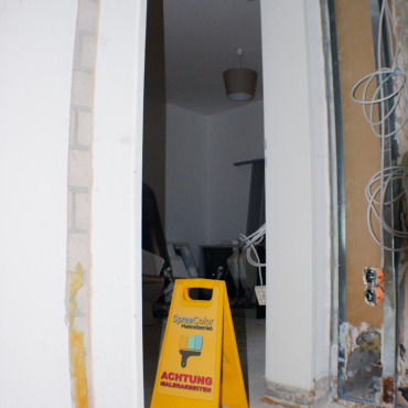 Türöffnung mit vorbereiteten Installationen im Innenbereich