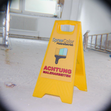 Warnschild auf der Baustelle während der Renovierungsarbeiten