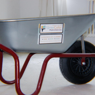 Schubkarre für den Abtransport von Bauschutt auf der Baustelle