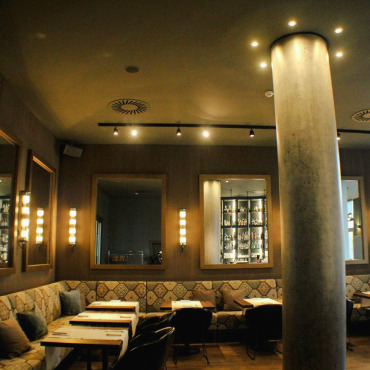 Gastraum des Lanninger Restaurants mit hochwertiger Beleuchtung und modernem Ambiente