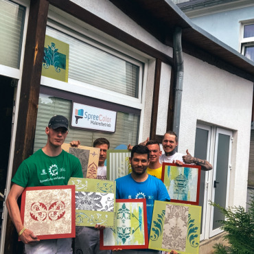 Gruppenfoto der Lehrlinge vor dem Ausbildungszentrum