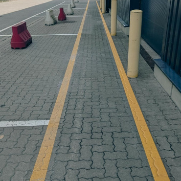 Gelbe Stellplatzmarkierungen auf einem Firmenparkplatz