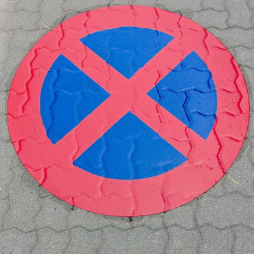 Bodenmarkierung mit Halteverbotssymbol auf einer Verkehrsfläche