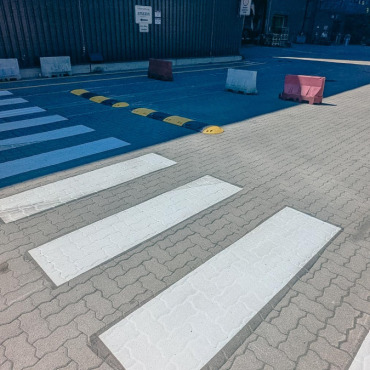 Neu markierter Fußgängerüberweg auf einem Betriebsgelände