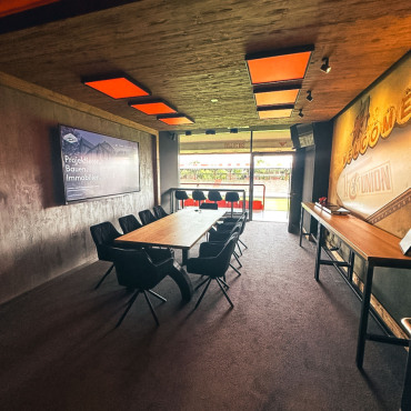 Besprechungsraum mit dekorativer Metallstrukturwand und modernem Design