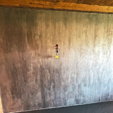Wand mit dekorativer Effektbeschichtung in Metalloptik