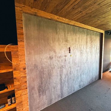 Innenwand mit hochwertiger Metallstruktur und dekorativer Oberflächengestaltung