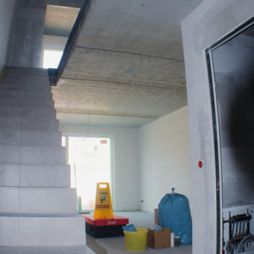 Rohbauflur mit vorbereiteten Wänden für den Innenausbau