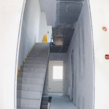 Treppenhaus eines Neubaus während der Ausbauarbeiten
