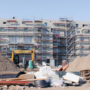 Baustelle einer mehrgeschossigen Wohnanlage während der Neubauphase in Ludwigsfelde