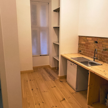 Modernisierte Küche nach der Sanierung einer Altbauwohnung