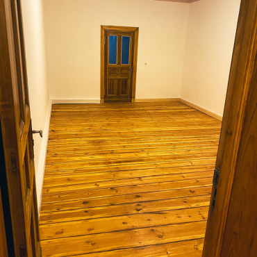 Heller Wohnraum mit restauriertem Holzdielenboden
