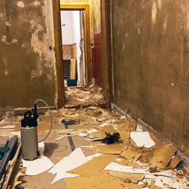Baustellenbereich einer Altbauwohnung während der Entkernung