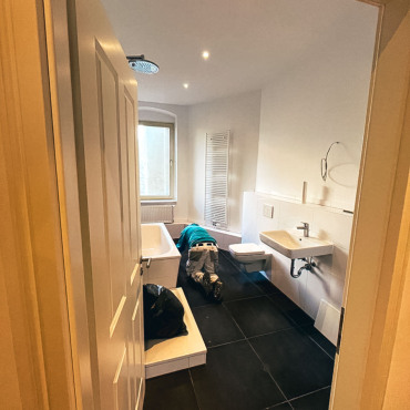 Modernisiertes Badezimmer mit neuer Sanitärausstattung und hellen Oberflächen