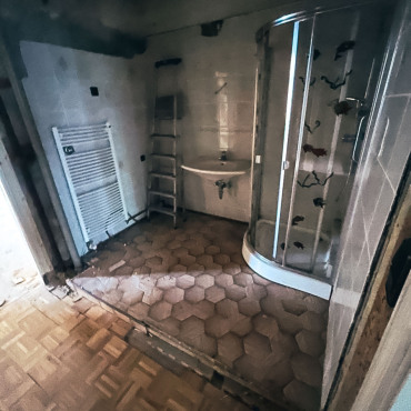 Badezimmer nach der Renovierung mit moderner Ausstattung und hellen Wandflächen