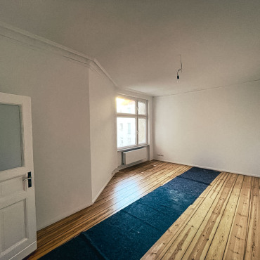 Wohnraum mit restauriertem Dielenboden während der Fertigstellung