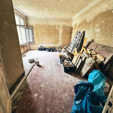 Wohnraum während der Entkernung mit Baumaterial und Werkzeug