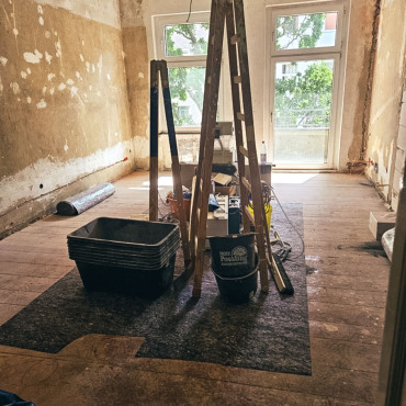 Wohnraum während der Sanierungsarbeiten mit Baumaterial und Werkzeug