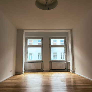 Heller Flur mit restauriertem Dielenboden nach der Renovierung