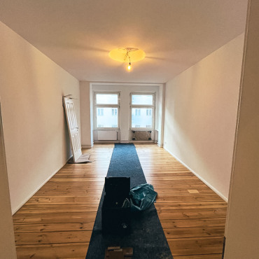 Wohnraum nach der Altbausanierung mit restauriertem Dielenboden