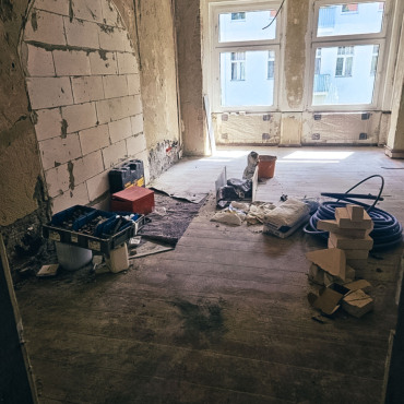 Küche während der Sanierung mit freigelegten Installationen